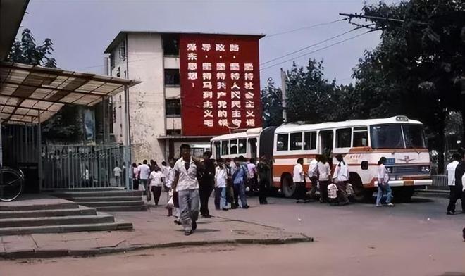 乐鱼80年关虎屯储蓄所抢劫杀人案警方以物追凶关键线索是一件衣服